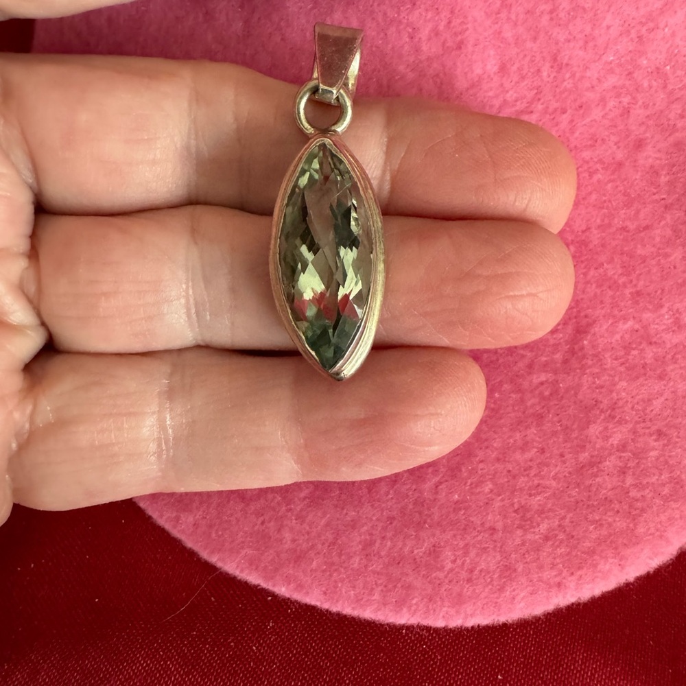 Light Green Quartz in 925 Silver Oval Pendant EC